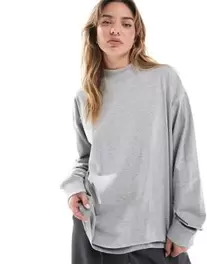 Oferta de Camiseta gris jaspeado de manga larga con cuello alto de ASOS DESIGN por 19€ en Asos