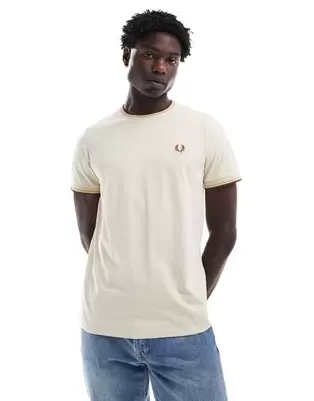 Oferta de Camiseta beis con ribetes dobles de Fred Perry por 40€ en Asos