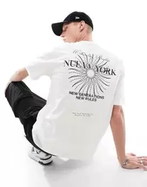 Oferta de Camiseta blanca con estampado gráfico "New York" de New Look por 12€ en Asos