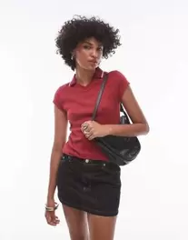 Oferta de Polo rojo con diseño encogido y ribetes de Topshop por 7€ en Asos