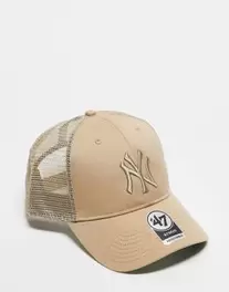 Oferta de Gorra de camionero color topo con logo en contraste de los NY Yankees Clean Up de 47 Brand por 25€ en Asos