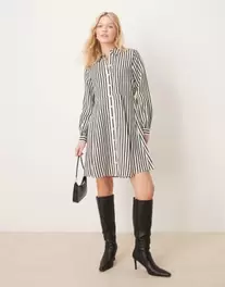 Oferta de Vestido camisero corto color crema y negro a rayas con bajo con vuelo de YAS por 87,99€ en Asos