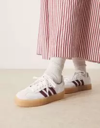 Oferta de Zapatillas de deporte blancas y burdeos Sambae de adidas Originals por 110€ en Asos