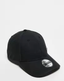 Oferta de Gorra negra con detalle de pin 9Forty de New Era por 28,99€ en Asos