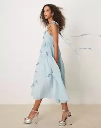 Oferta de Vestido midi azul claro con adornos de lazos de Sister Jane por 120€ en Asos