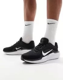 Oferta de Zapatillas de deporte negras y blancas Air Winflo 11 de Nike Running por 109,99€ en Asos