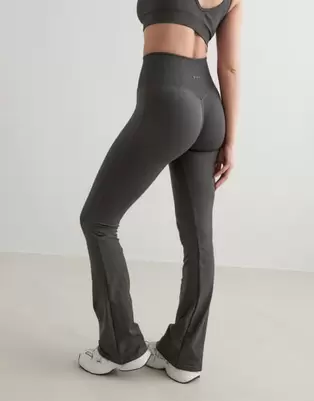 Oferta de Mallas gris sombra moldeadoras de corte acampanado sin costuras de Aim'n por 79,99€ en Asos