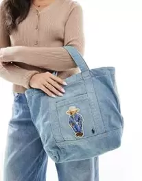 Oferta de Bolso tote vaquero azul lavado con detalle de oso de Polo Ralph Lauren por 199€ en Asos