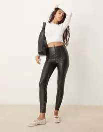 Oferta de Leggings de poliuretano en negro de New Look por 32,99€ en Asos