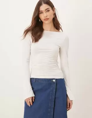 Oferta de Top blanco hueso de manga larga con cuello barco de tejido suave de Gina Tricot por 37,99€ en Asos