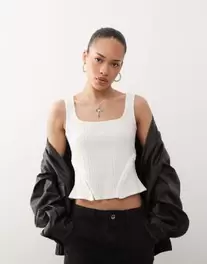 Oferta de Camiseta blanca de tirantes con detalle de corchetes de COLLUSION por 37,99€ en Asos