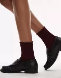 Oferta de Calcetines burdeos con borde ondulado de canalé de Topshop por 6,99€ en Asos