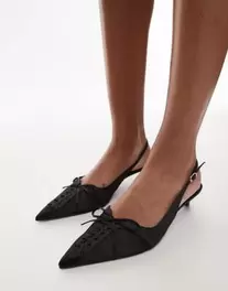 Oferta de Zapatos negros de tacón bajo con puntera fina y detalle estilo corsé de Mango por 49,99€ en Asos