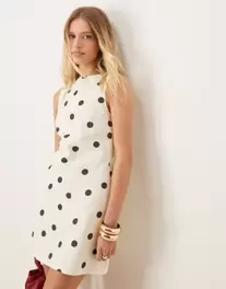 Oferta de Vestido vaquero corto de corte recto con estampado de lunares de ASOS DESIGN por 47,99€ en Asos