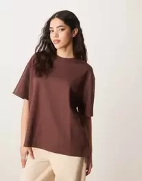 Oferta de Camiseta marrón chocolate extragrande con aberturas laterales de tejido gofrado grueso de ASOS DESIGN por 27,99€ en Asos