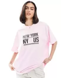 Oferta de Camiseta rosa extragrande con estampado gráfico "New York" de ASOS DESIGN por 19,99€ en Asos