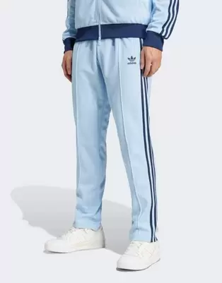 Oferta de Pantalones de chándal azul cielo despejado y azul añil noche Adicolor Classics Beckenbauer de adidas Originals por 65€ en Asos