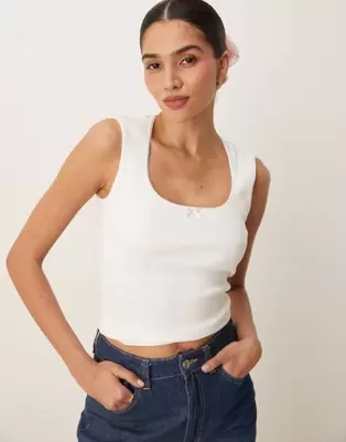 Oferta de Camiseta blanca de tirantes con ribetes bordados de algodón de Gina Tricot por 26,99€ en Asos