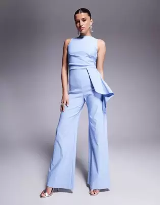Oferta de Mono largo azul pastel de pernera ancha con cuello alto y detalle colgante en el lateral de bengalina de Vesper por 107,99€ en Asos