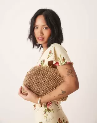 Oferta de Bolso clutch dorado metalizado con diseño entretejido de Accessorize por 55,99€ en Asos