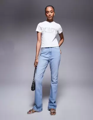 Oferta de Vaqueros de campana de talle medio con lavado tenue de ASOS DESIGN Tall por 37,99€ en Asos