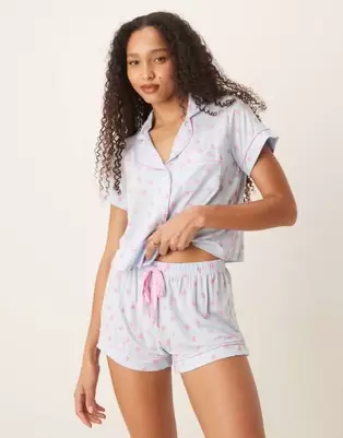 Oferta de Pijama azul con estampado de fresas de pantalones cortos y camisa de manga corta con solapas de modal de Boux Avenue por 58,99€ en Asos