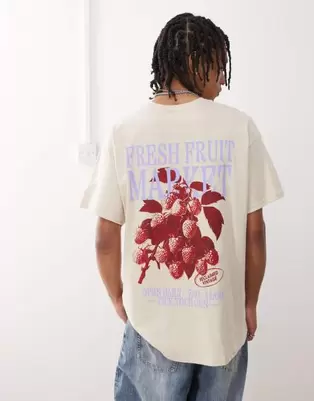 Oferta de Camiseta beis extragrande con estampado trasero "Fruit market" de Reclaimed Vintage por 27,99€ en Asos
