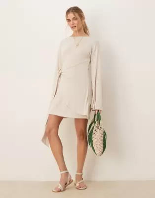 Oferta de Vestido corto blanco marfil de manga larga con detalle cruzado de tejido efecto lino de ASOS DESIGN por 34,99€ en Asos