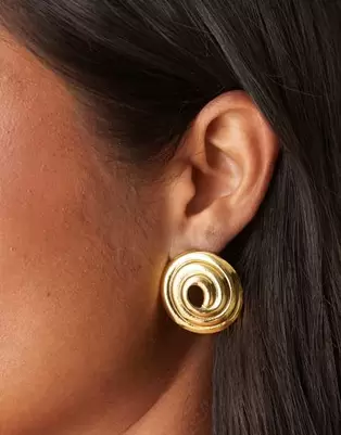 Oferta de Pendientes de botón dorados con diseño de espiral de DesignB London por 11,99€ en Asos