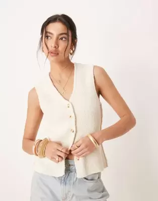 Oferta de Chaleco color crema de punto texturizado de YAS por 69,99€ en Asos