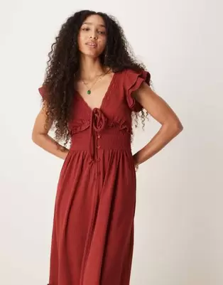Oferta de Vestido midi color óxido con cuello de pico y volantes de sirsaca de ASOS DESIGN por 44,99€ en Asos