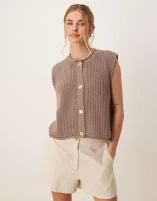 Oferta de Chaleco marrón moca de corte cuadrado con botones dorados de punto de ASOS DESIGN por 42,99€ en Asos