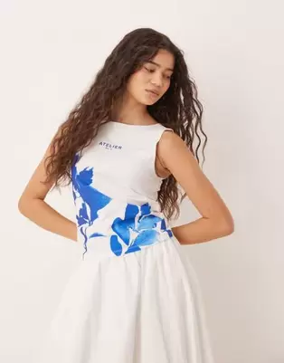 Oferta de Camiseta blanca sin mangas con cuello barco y estampado floral fotográfico de ASOS DESIGN por 19,99€ en Asos