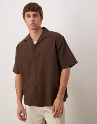 Oferta de Camisa marrón con cuello de solapas de mezcla de lino de Selected Homme por 39,99€ en Asos