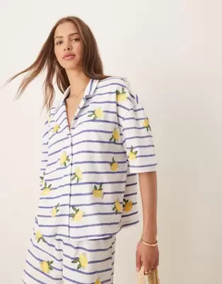 Oferta de Camisa a rayas con bordado de limones y cuello de solapas de ASOS DESIGN por 37,99€ en Asos