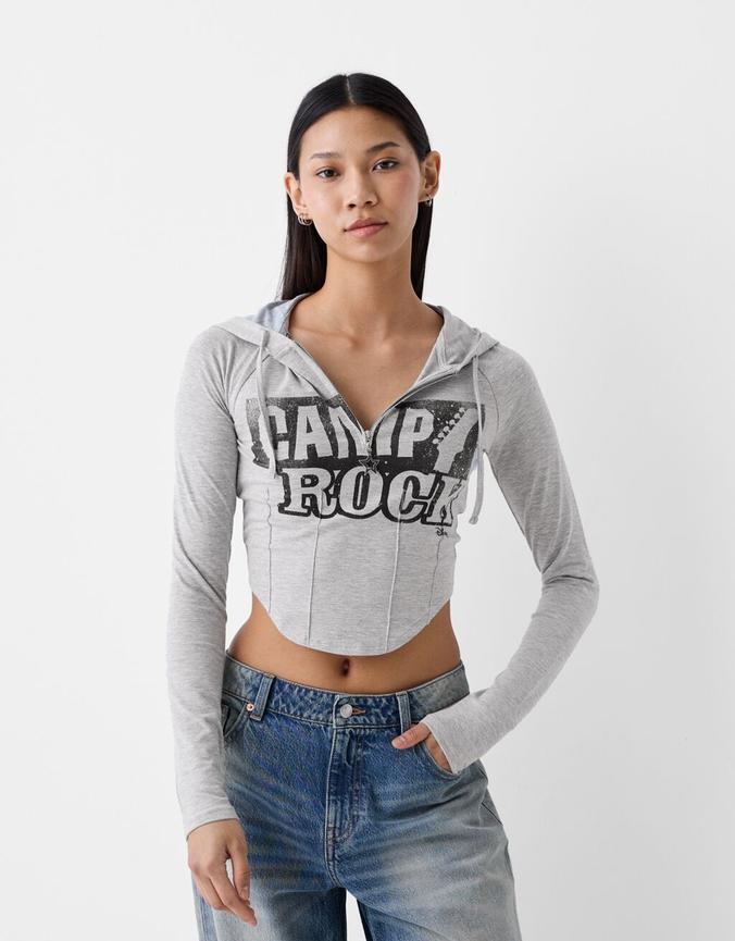 Oferta de Camiseta Camp Rock capucha manga larga por 5,99€ en Bershka