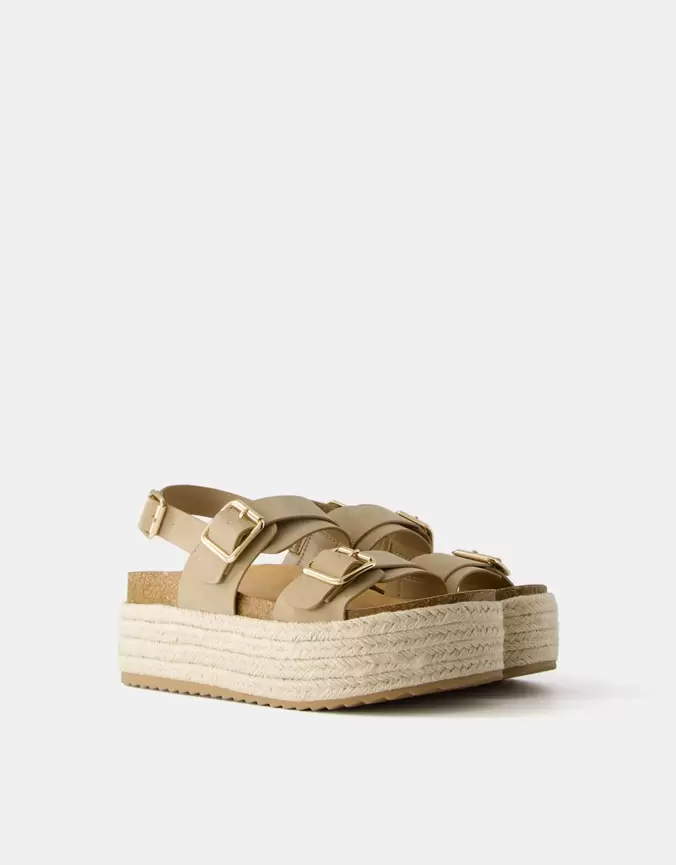 Oferta de Sandalia plataforma hebillas yute por 25,19€ en Bershka