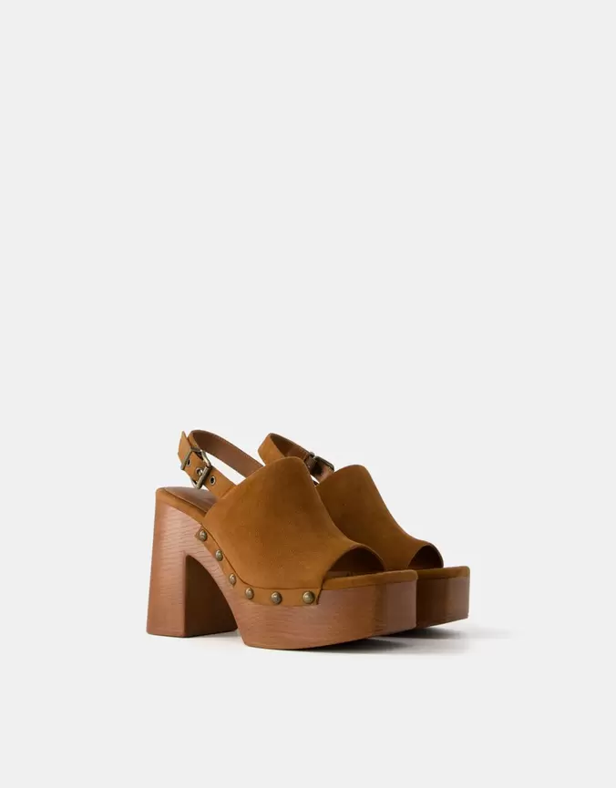 Oferta de Sandalia tacón plataforma tachas por 20,99€ en Bershka