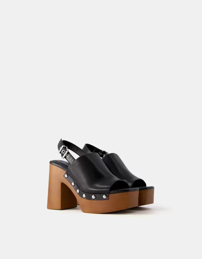 Oferta de Sandalia tacón plataforma tachas por 20,99€ en Bershka