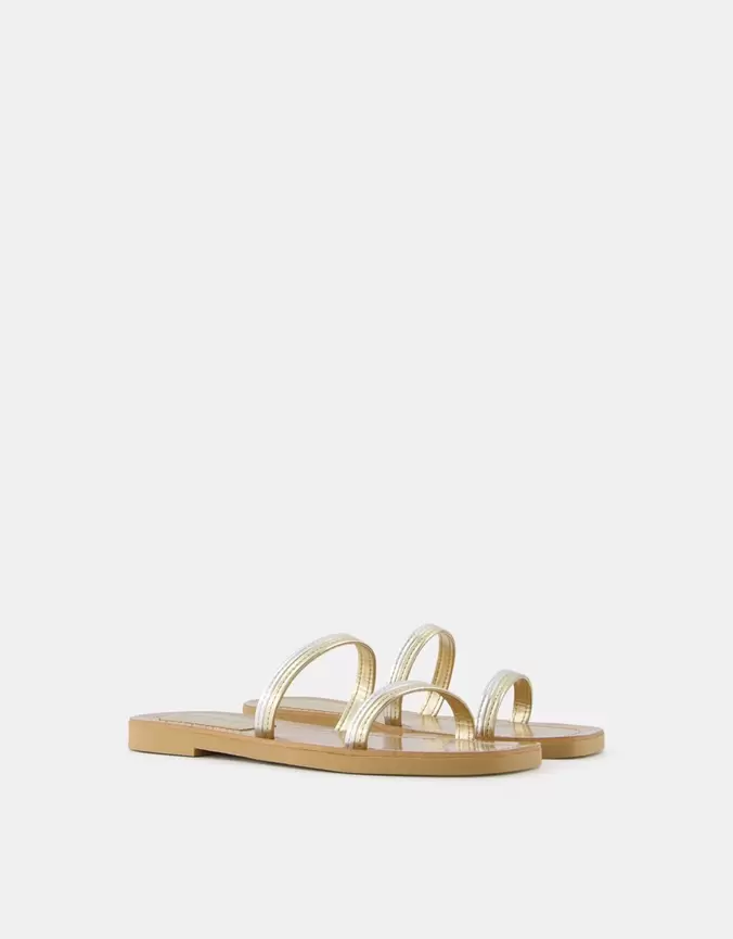 Oferta de Sandalia plana tiras metalizada por 13,99€ en Bershka