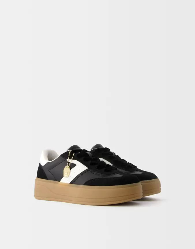 Oferta de Zapatilla retro plataforma por 14,99€ en Bershka