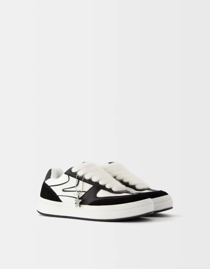 Oferta de Zapatillas skate detalle llavero por 14,99€ en Bershka