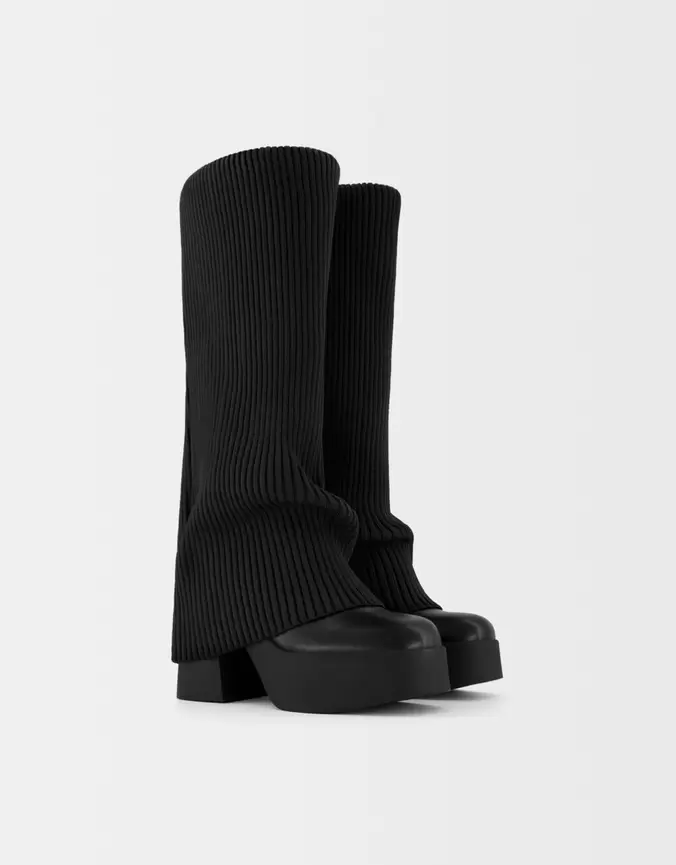 Oferta de Bota tacón plataforma con calcetin por 29,99€ en Bershka