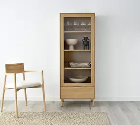 Oferta de VITRINA VISSË UNA PUERTA por 1060€ en Círculo Muebles