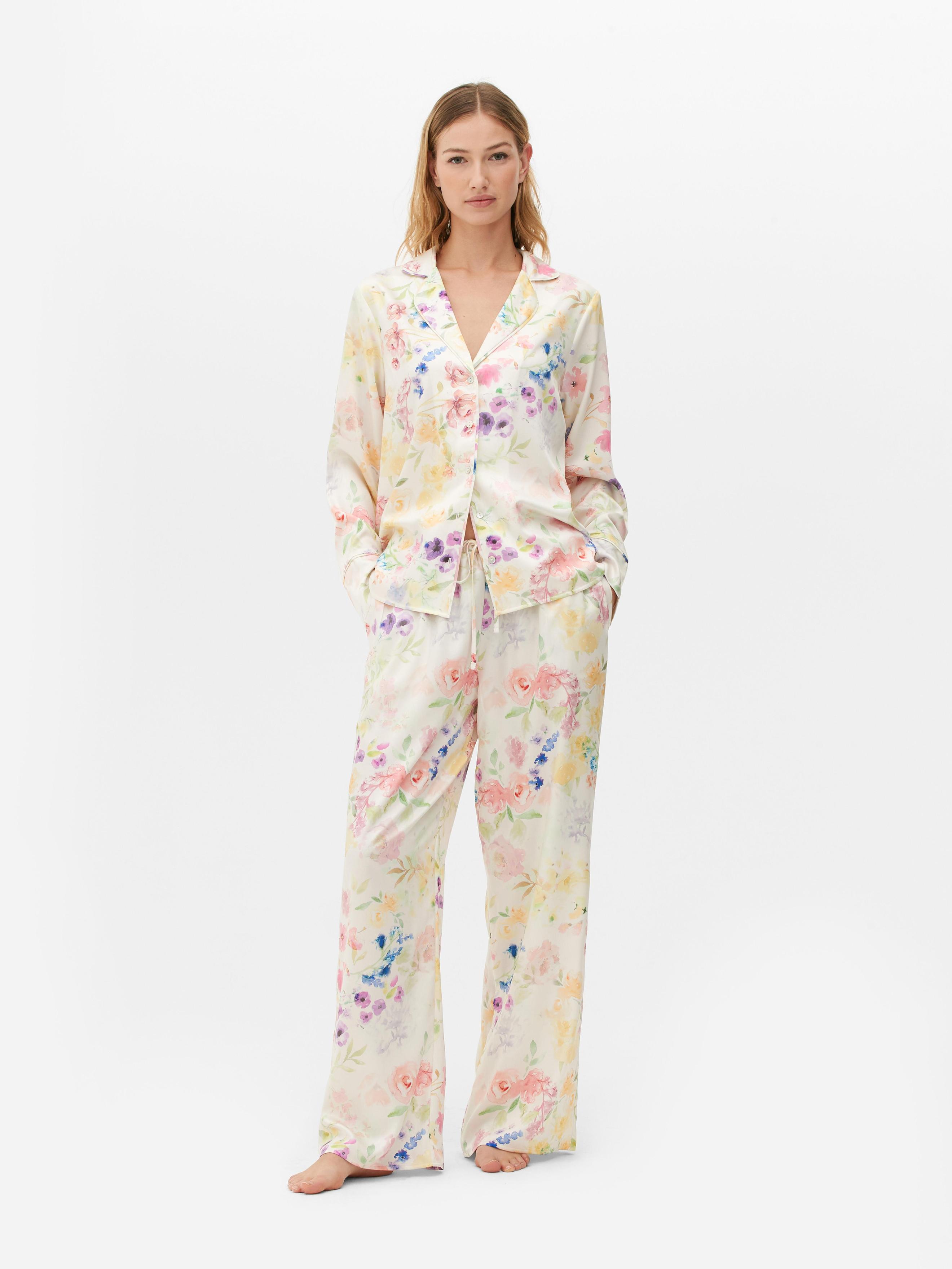 Oferta de Camisa de pijama de satén con estampado floral por 14€ en Primark