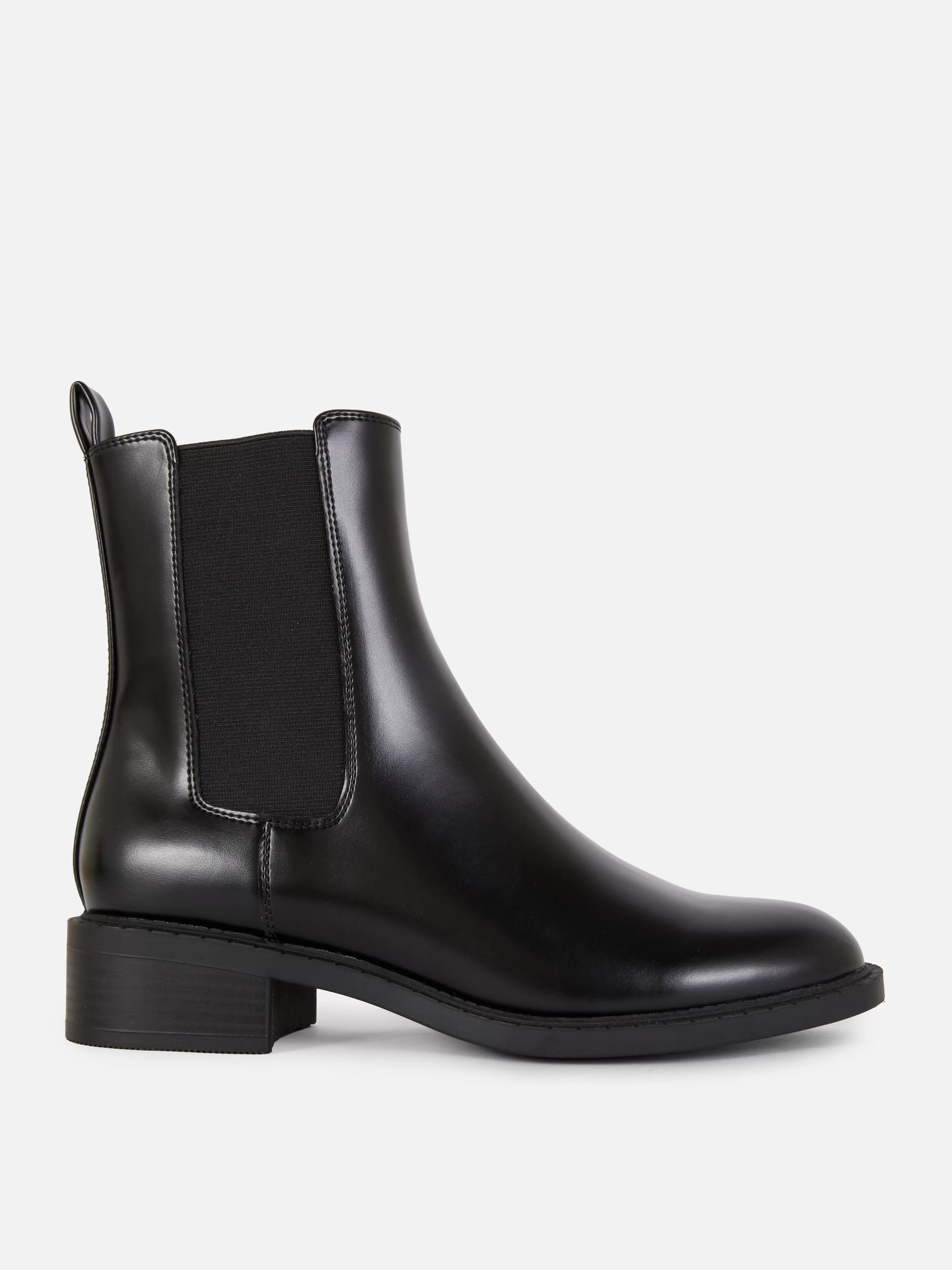 Oferta de Botas Chelsea de piel sintética por 22€ en Primark