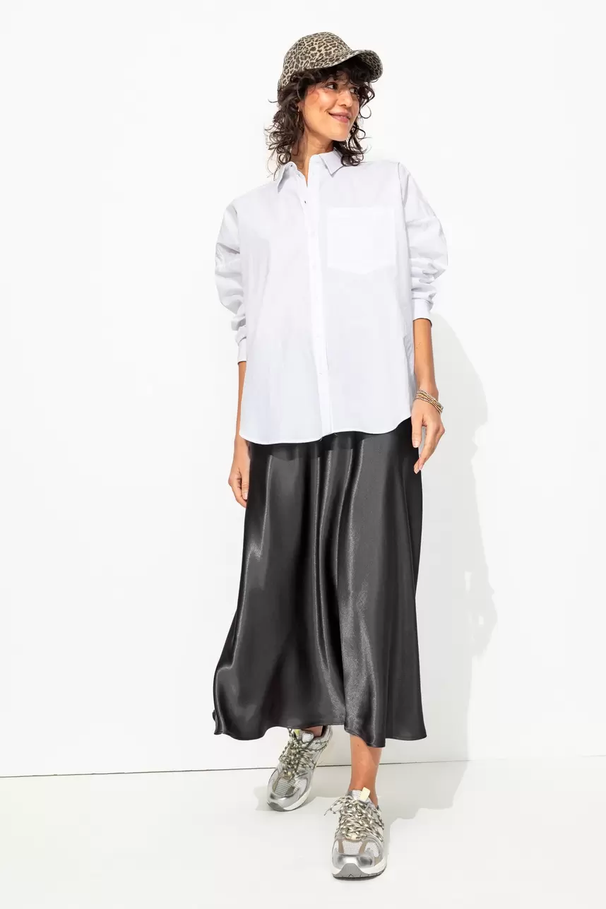Oferta de Jupe mi-longue en satin uni por 35,99€ en Promod