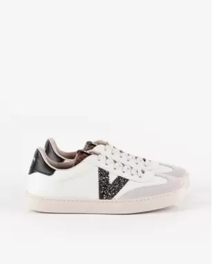 Oferta de VICTORIA
													
					
							
				
					
						Zapatillas blancas mujer Victoria estilo casual por 64,95€ en RKS