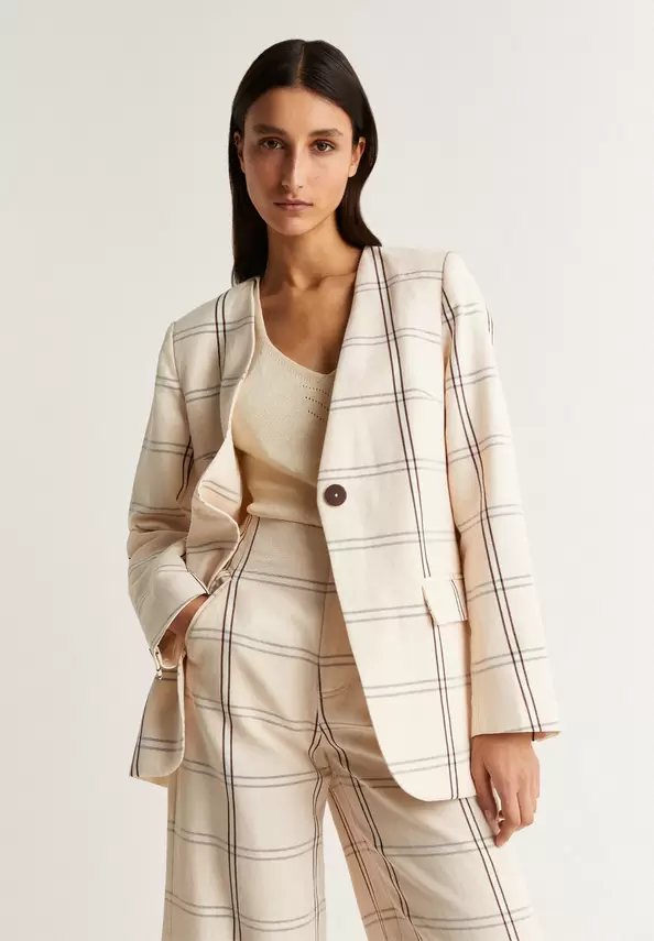 Oferta de BLAZER CUADROS ESCOTE PICO por 139€ en Scalpers