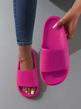 Oferta de Chanclas minimalistas de una sola banda, sandalias planas rosadas sólidas del estilo futurista por 6,5€ en SheIn